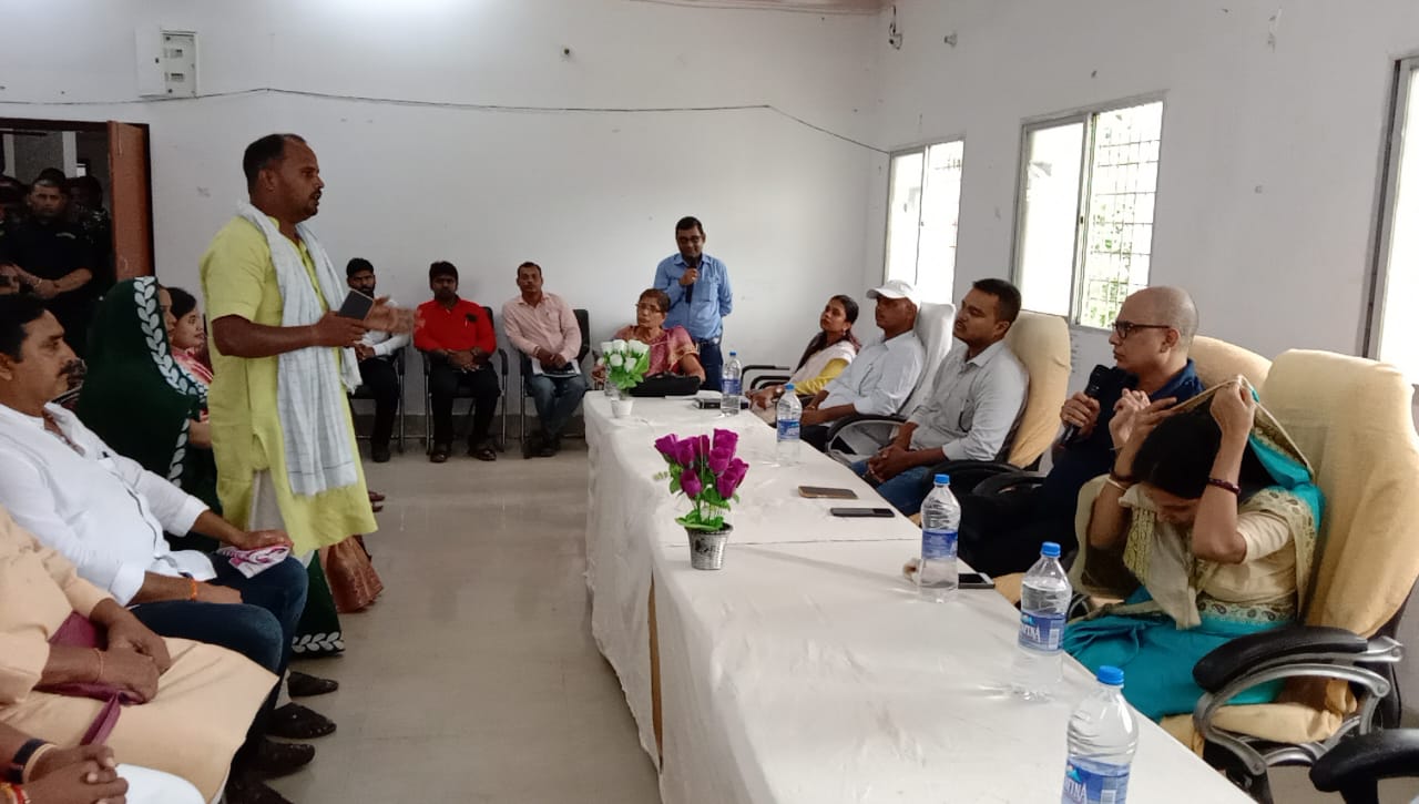 प्रखंड मुख्यालय के बैठक में अधिकारियों को विधायक ने लगाया फटकार ।। Inquilabindia 6 IMG 20220824 WA0009