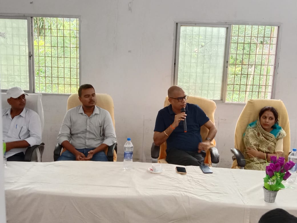 प्रखंड मुख्यालय के बैठक में अधिकारियों को विधायक ने लगाया फटकार ।। Inquilabindia 10 IMG 20220824 WA0010