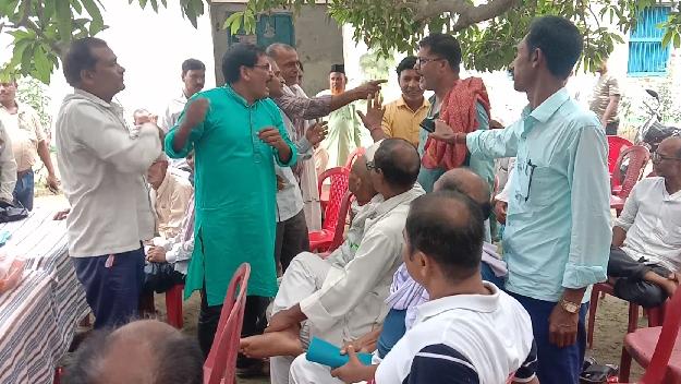 सुलतानगंज मे राजद कार्यकर्ताओं कि बैठक मे हुआ जमकर हंगामा,कार्यकर्ता प्रवेक्षक के सवाल पर मारपीट पर उतारू। 1 IMG 20220828 WA0114