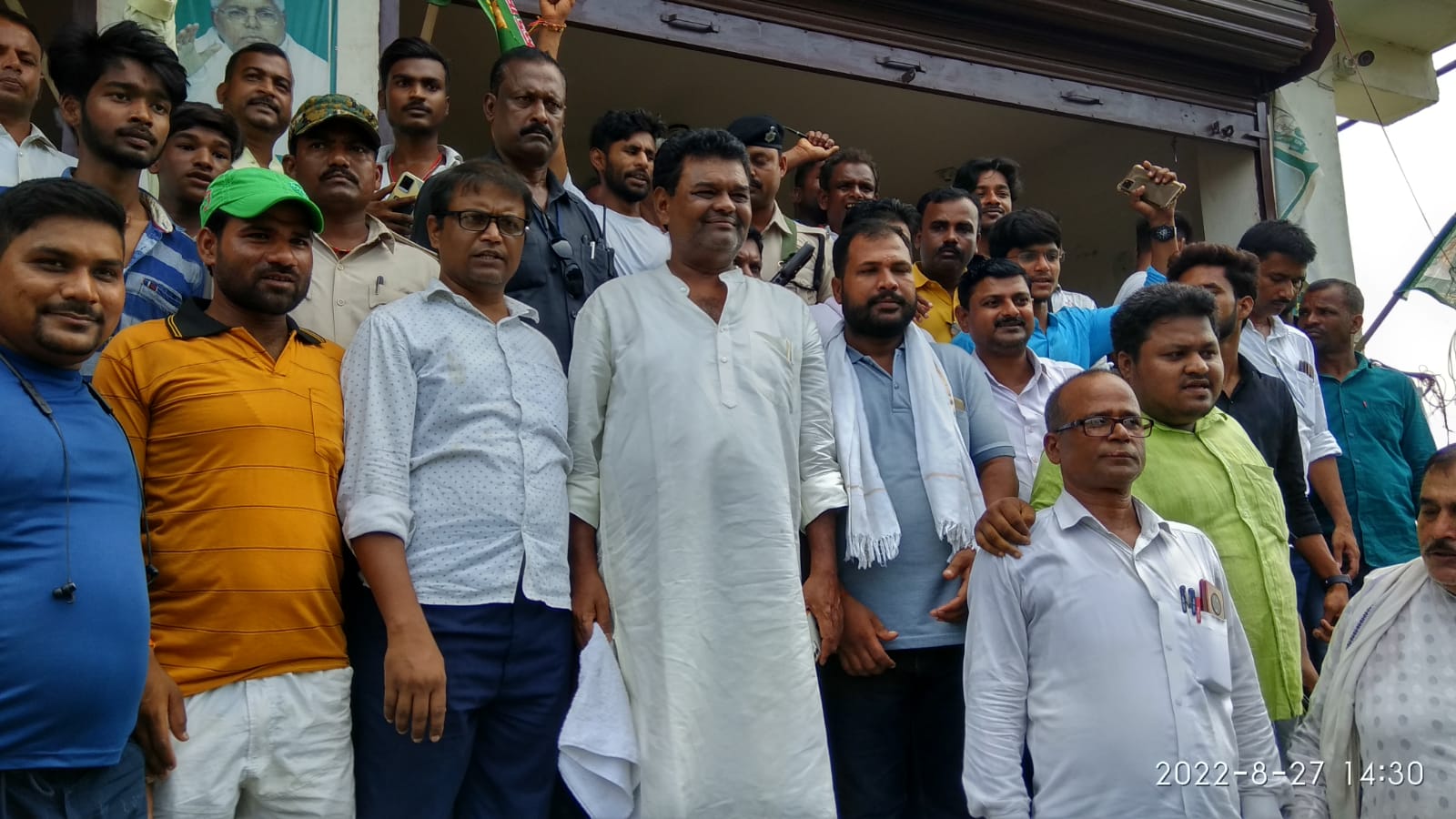 बिहार के लोक स्वास्थ्य अभियंत्रण मंत्री ललित नारायण यादव के कटिहार यात्रा के दौरान नवगछिया राजद कार्यालय में महागठबंधन कार्यकर्ताओं ने गर्मजोशी से स्वागत किया // Inquilabindia 1 IMG 20220828 WA0130