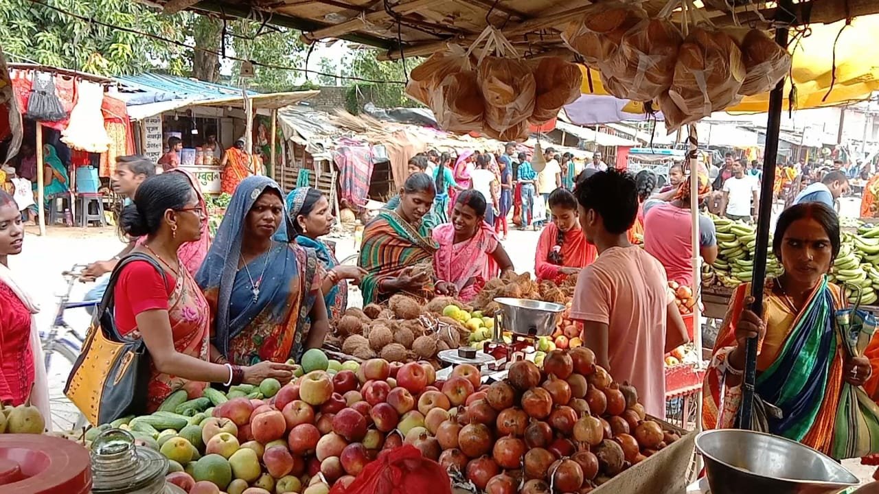 हरितालिका तीज और चोठचंढ को लेकर विभिन्न बाजारों में नवविवाहिता की उमड़ी भीड़ 3 img 20220830 wa00006900239143988431075