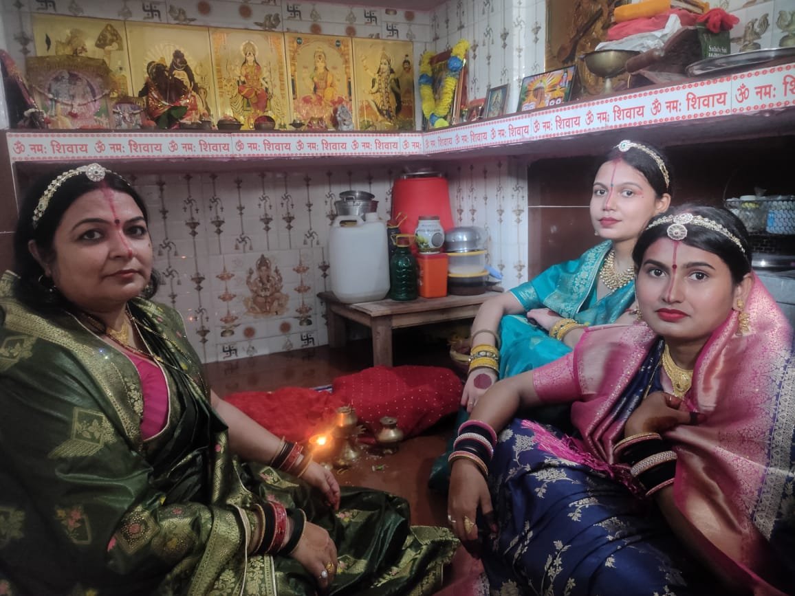 हर्षोल्लास के साथ नवविवाहित महिलाएं मना रही हरितालिका तीज 4 img 20220830 wa00281639863526321498135