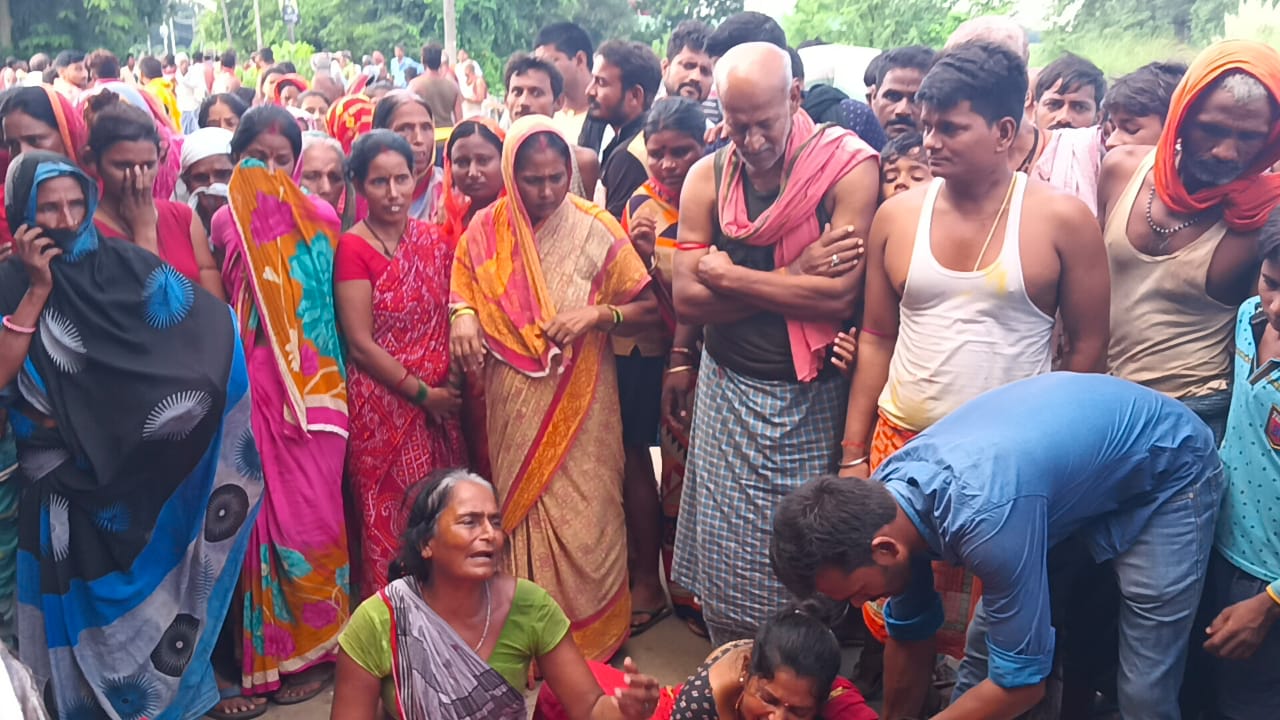 सड़क दुघर्टना में एक युवक की घटनास्थल पर हीं हुई मौत पर पसरा मातम ।। Inquilabindia 8 IMG 20220912 WA0003