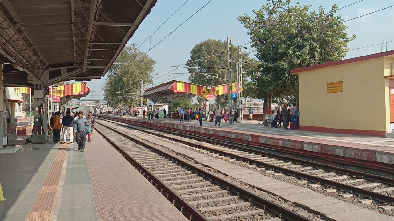 सुलतानगंज रेलवेस्टेशन में ट्रेन के चपेट में आने से एक रिटायर शिक्षक कि हुई मौत। 1 IMG 20220916 WA0065