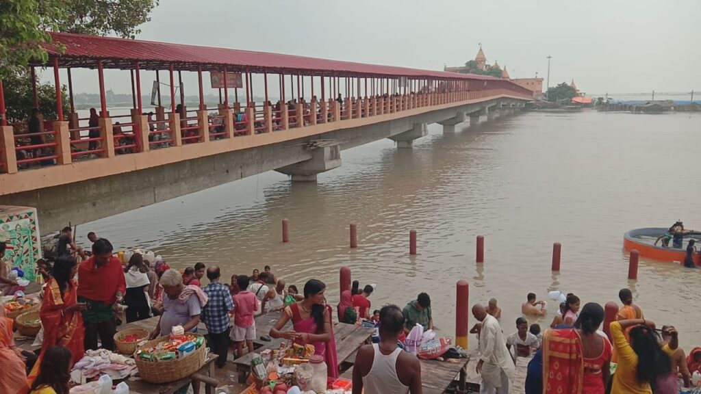 Sultanganj:- सुलतानगंज के अजगैबीनाथ गंगा घाट में दुर्गा पुजा कि पहली पुजा को लेकर शिव भक्तों कि उमड भीड । 2 IMG 20220925 WA0118