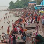 Sultanganj:- सुलतानगंज के अजगैबीनाथ गंगा घाट में दुर्गा पुजा कि पहली पुजा को लेकर शिव भक्तों कि उमड भीड ।