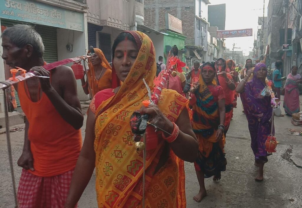 अजगैबीनाथ धाम के उत्तरवाहिनी गंगा मे हजारों श्रद्धालुओं ने गंगा में डुबकी लगाते हुये मां दुर्गा के जयकारे के साथ पहली नवरात्र का किये शुभारंभ। 2 IMG 20220926 WA0014