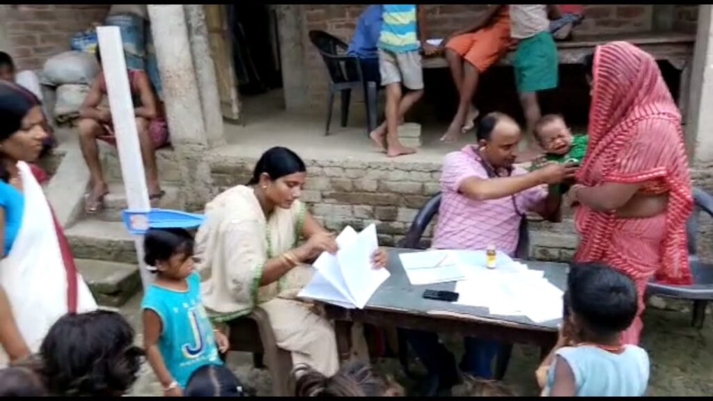 आंगनबाड़ी केंद्र पर स्वास्थ्य जांच शिविर में बच्चों की चिकित्सक ने किया स्वास्थ्य जांच.. 4 IMG 20220928 WA0014