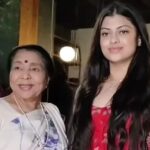 तेज बारिश में पोती संग जैपनिस खाने का स्वाद लेने पहुंची ‘सुरों की मलिका’ आशा भोसले !!
