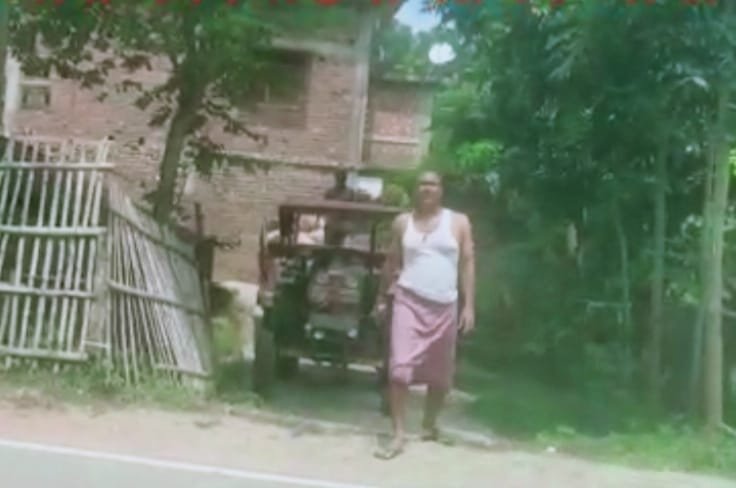 नवटोलिया के डीलर के द्वार के सामने ट्रैक्टर पर सरकारी अनाज लोड करते वीडियो वायरल ।। Inquilabindia 2 img 20220909 wa00245313109079587523752
