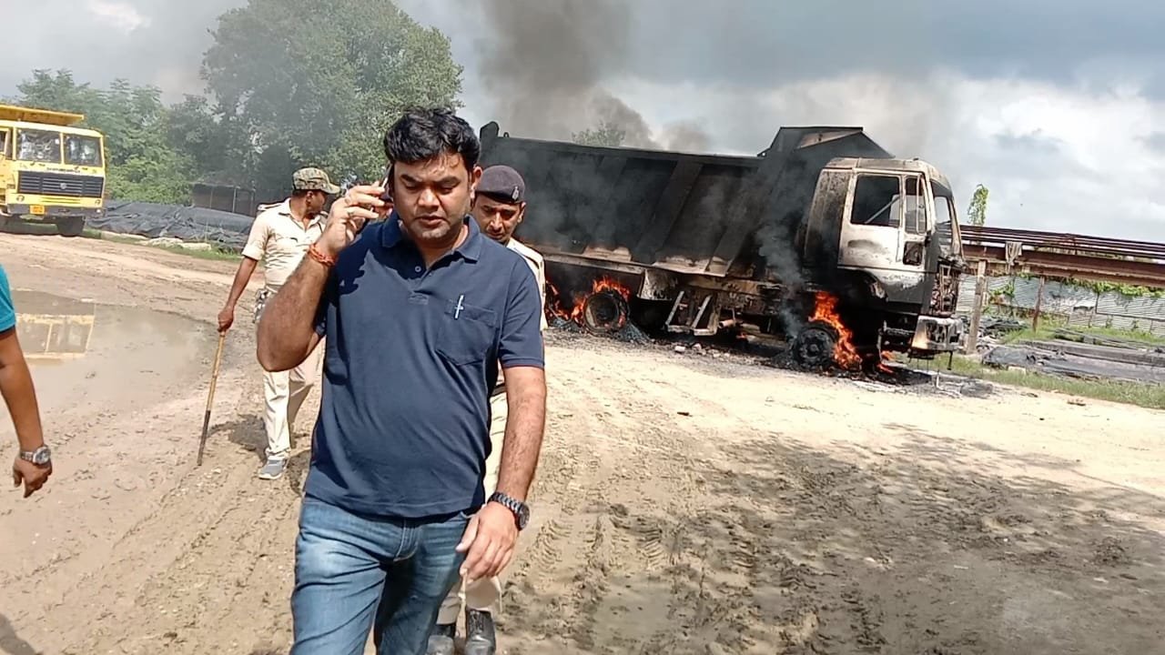 सड़क दुघर्टना में एक युवक की घटनास्थल पर हीं हुई मौत पर पसरा मातम ।। Inquilabindia 7 img 20220911 wa01363598066393893750965
