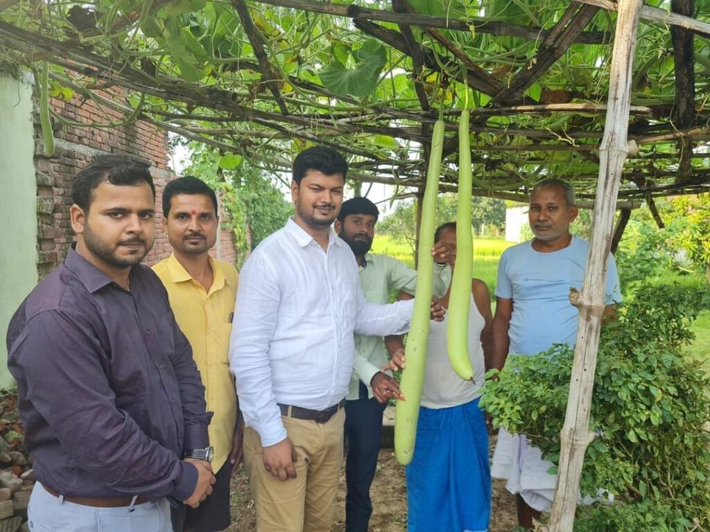 सफल रहा प्रयोग, लंबे-लंबे नरेंद्र शिवानी लौकी को देखने के लिए उमड़ लोगों का हुजूम। 4 FB IMG 1665794140203