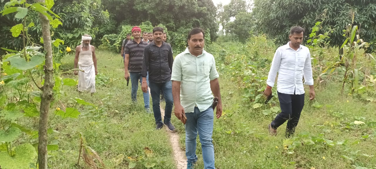 लूटकांड व अन्य मामले में फरार अपराधियो को पकड़ने के लिए बहियार में की छापेंमारी ।। Inquilabindia 1 IMG 20221002 WA0169