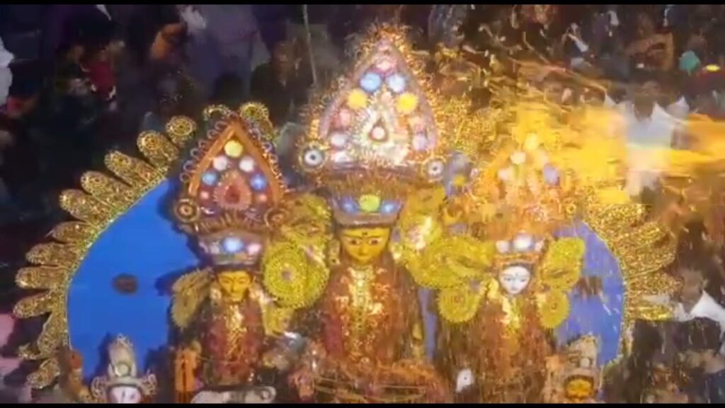 विजयादशमी में मां दुर्गा की नम आंखों से श्रद्धालुओं ने किया विदाई 3 IMG 20221006 WA0001