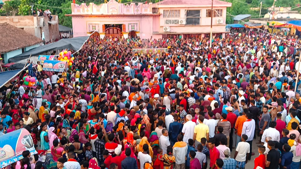 विजयादशमी में मां दुर्गा की नम आंखों से श्रद्धालुओं ने किया विदाई 5 IMG 20221006 WA0002