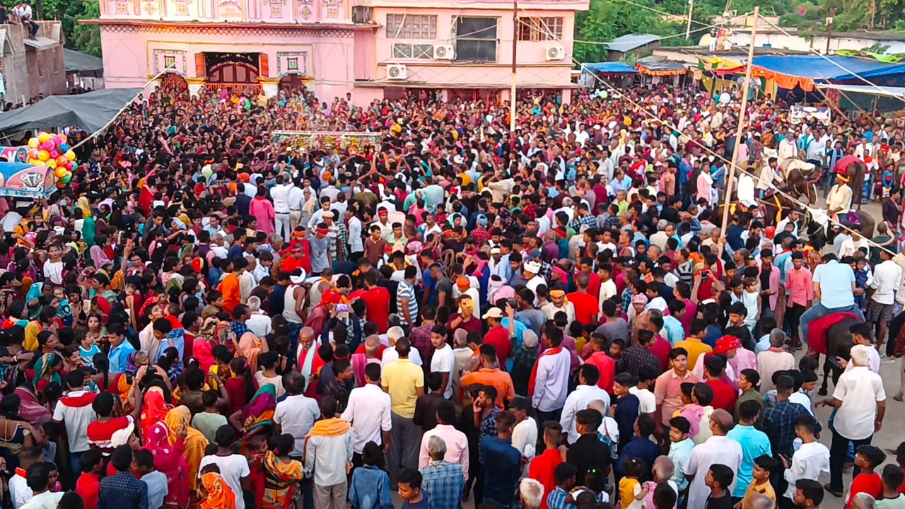 विजयादशमी में मां दुर्गा की नम आंखों से श्रद्धालुओं ने किया विदाई 8 IMG 20221006 WA0003