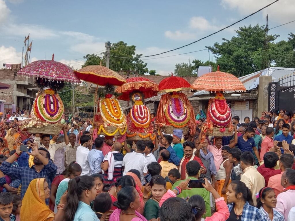 विजयादशमी में मां दुर्गा की नम आंखों से श्रद्धालुओं ने किया विदाई 6 IMG 20221006 WA0005