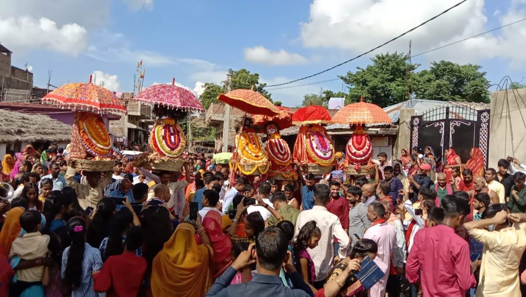 विजयादशमी में मां दुर्गा की नम आंखों से श्रद्धालुओं ने किया विदाई 2 IMG 20221006 WA0006