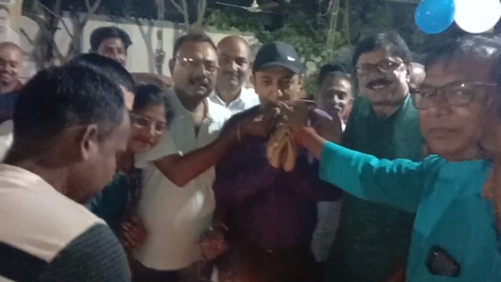 पूर्व मंत्री आरएन सिंह के जन्मदिन पर केक काट दीर्घायु - खुशहाल जीवन व्यतीत होने की दर्जनों कार्यकर्ताओं ने ईश्वर से मांगी दुवाएं ।। 4 IMG 20221009 WA0001
