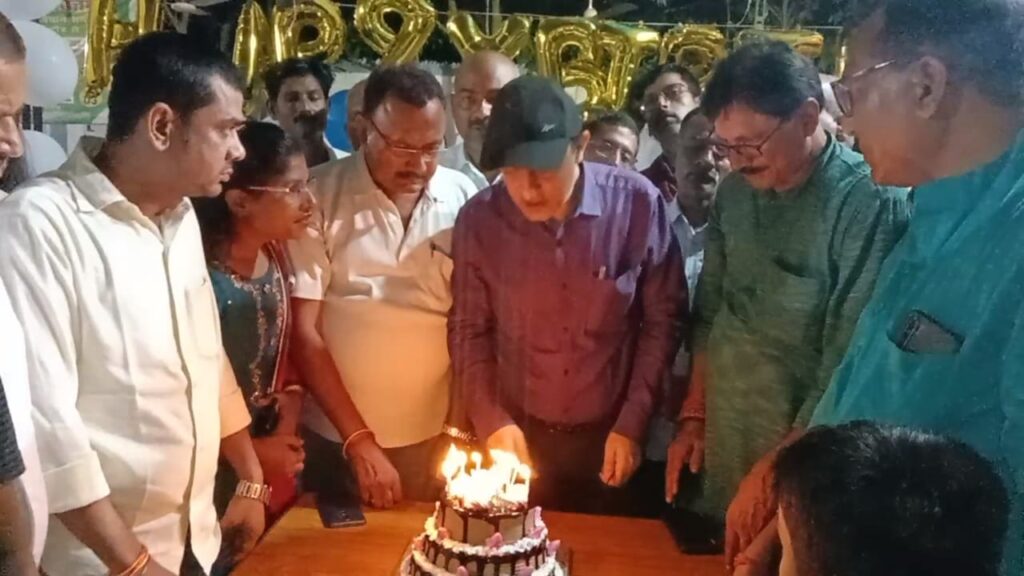 पूर्व मंत्री आरएन सिंह के जन्मदिन पर केक काट दीर्घायु - खुशहाल जीवन व्यतीत होने की दर्जनों कार्यकर्ताओं ने ईश्वर से मांगी दुवाएं ।। 2 IMG 20221009 WA0002