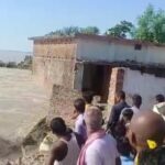 Inq Tmp 32 आधे दर्जन से अधिक लोगों का गंगा नदी में घर कटा रतजगा कर काट रहे कटाव पीड़ित परिवार की रात।