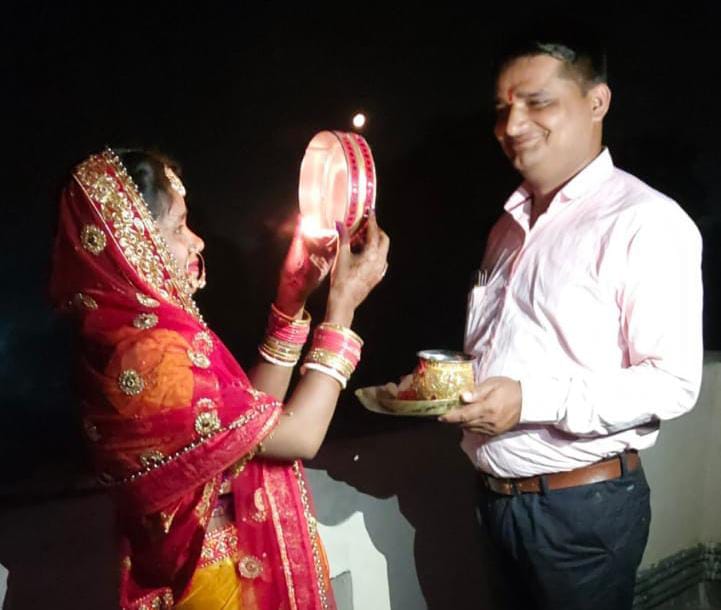 काफी हर्षोल्लास के साथ सुहागन महिलाएं ने मनाई करवा चौथ का पर्व 4 IMG 20221013 WA0020 1