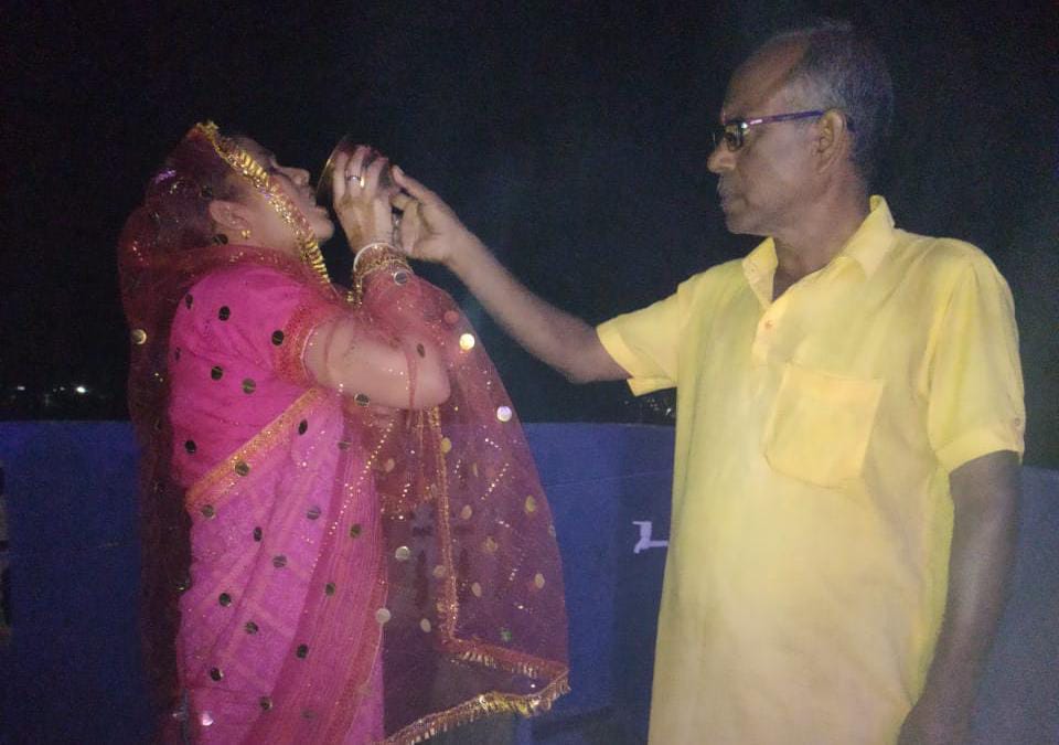 काफी हर्षोल्लास के साथ सुहागन महिलाएं ने मनाई करवा चौथ का पर्व 5 IMG 20221013 WA0159