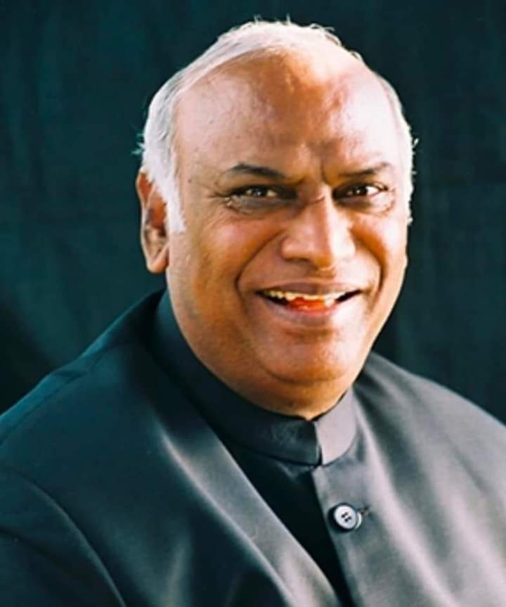 कोंग्रेस के अध्यक्ष पद पर मल्लिकार्जुन खडगे कि जीत पर कोंग्रेस कार्यकर्ताओं ने शुभकामनाएं व बधाई दिये ।। IMG 20221020 WA0006