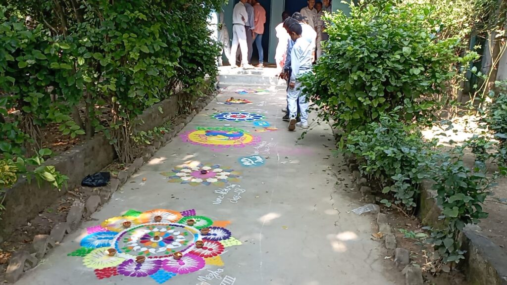 सुलतानगंज के टेक्नोभीजन इंटरनेशनल स्कूल में दिपावली को लेकर रंगोली प्रतियोगिता ।। 2 IMG 20221023 WA0124