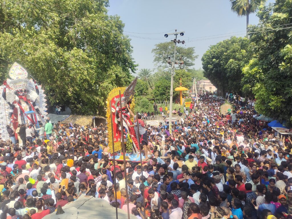 बिहपुर में मां वामकाली विसर्जन शोभा यात्रा में उमड़ा जन सैलाब ,नम आंखों से दी मां को विदाई ।। 4 IMG 20221025 1222282