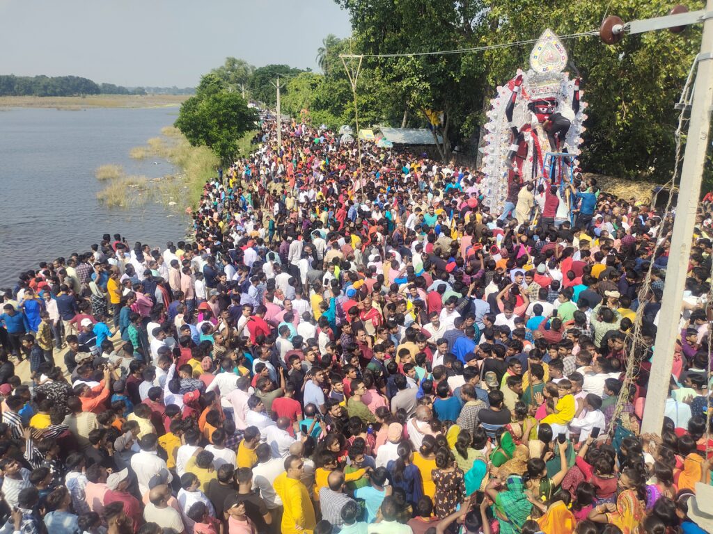 बिहपुर में मां वामकाली विसर्जन शोभा यात्रा में उमड़ा जन सैलाब ,नम आंखों से दी मां को विदाई ।। 2 IMG 20221025 1225502
