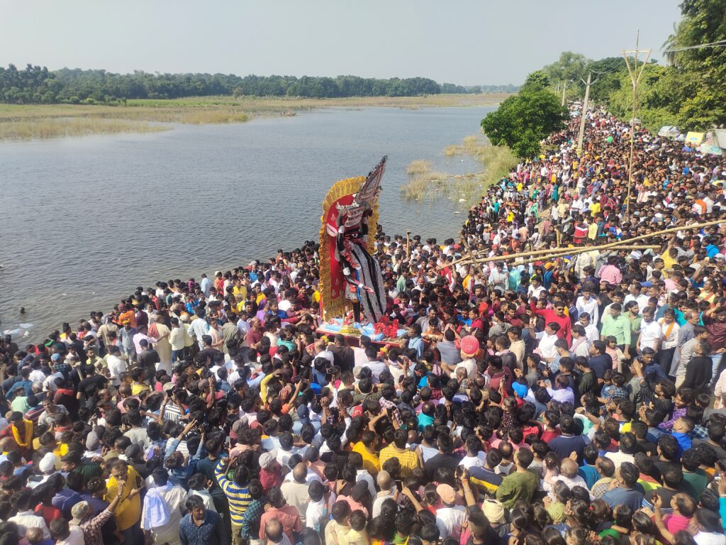 बिहपुर में मां वामकाली विसर्जन शोभा यात्रा में उमड़ा जन सैलाब ,नम आंखों से दी मां को विदाई ।। 3 IMG 20221025 1236232