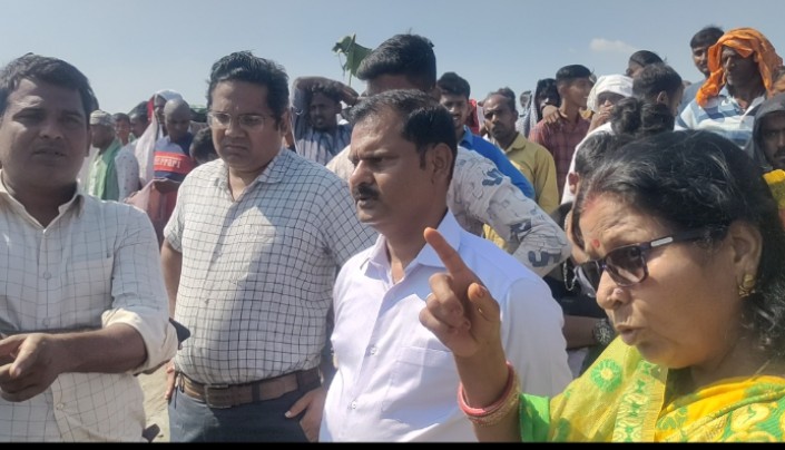 स्नान करने के दौरान दो युवक डूबे, शव की तलाश जारी।जीप सदस्या रेणु चौधरी ने प्रशासन पर लगाया गंभीर आरोप ।। 4 Screenshot 2022 1101 030412