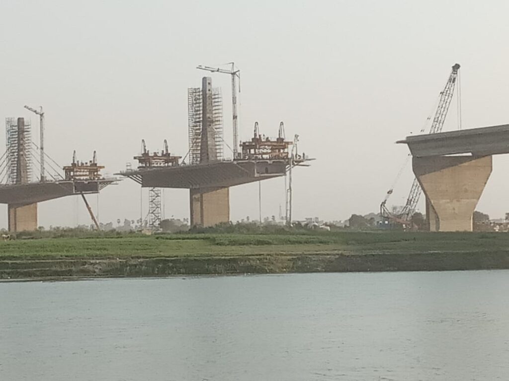 दो दिन बाद भी नहीं मिली हादसे में लापता मजदूर, परबत्ता विधायक ने कंस्ट्रक्शन अधिकारी को जमकर लताड़ा ।। 5 IMG 20220526 WA0009
