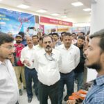 Inq Tmp 30 अजय रविदास को बिहार उद्योग विभाग के सहायक निदेशक के द्वारा मोमेंटो से किया गया सम्मानित ।।