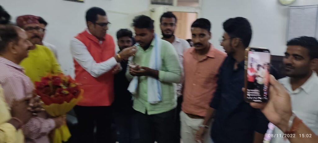 समर्थकों ने अपने विधायक के जन्मदिन पर दीर्घायु - खुशहाल जीवन व्यतीत होने की मांगी दुवाएं ।। 6 IMG 20221108 WA0003