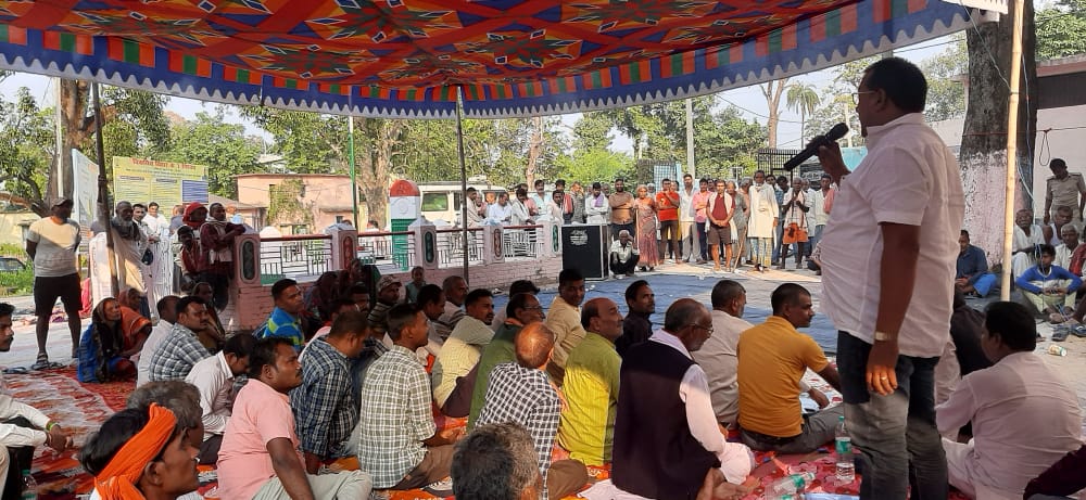 बिहपुर प्रखंड व अंचल कार्यालय में व्याप्त भ्रष्टाचार व बिचौलिया के खिलाफ धरना ।। 2 IMG 20221109 WA0155