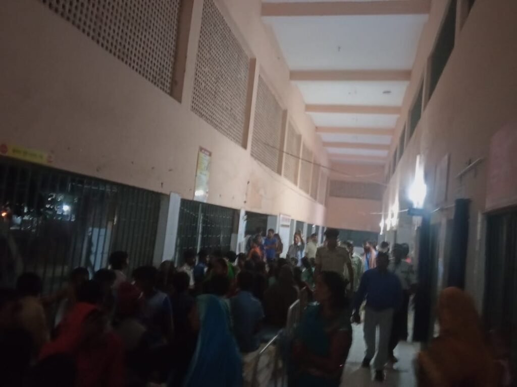 मिड डे मील खाना खाने के बाद सैकड़ों बच्चे हुए बीमार अफरातफरी ।। 2 IMG 20221110 WA0062