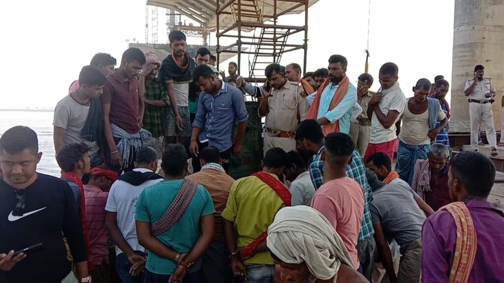 दो दिन बाद भी नहीं मिली हादसे में लापता मजदूर, परबत्ता विधायक ने कंस्ट्रक्शन अधिकारी को जमकर लताड़ा ।। 9 IMG 20221113 WA0007 2