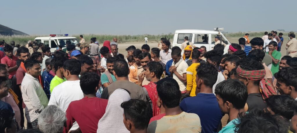 दो दिन बाद भी नहीं मिली हादसे में लापता मजदूर, परबत्ता विधायक ने कंस्ट्रक्शन अधिकारी को जमकर लताड़ा ।। 12 IMG 20221113 WA0008 1