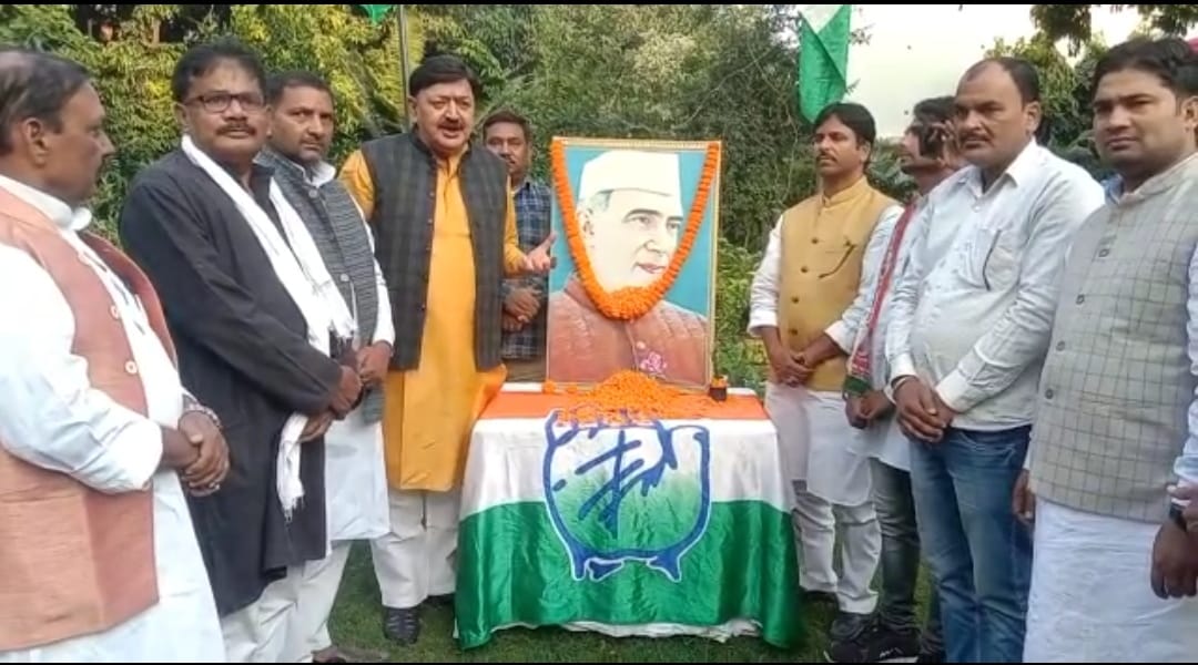 हर्षोल्लास के साथ मनाया गया चाचा नेहरू की जयंती, भागलपुर विधायक ने भी पंडित नेहरू के चित्र पर किए पुष्प अर्पित ।। IMG 20221115 WA0025