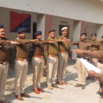 संविधान की शपथ: संविधान दिवस पर पुलिस कर्मियों को दिलाई शपथ ।