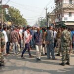 प्रोपटी डीलर अमित झा का अपहरण चार दिन पुर्व होने पर पुलिस प्रशासन द्वारा अबतक खोजबीन नहीं होने पर परिजनों एंव ग्रामीणों के द्वारा जुलुस निकालकर पुलिस प्रशासन के खिलाफ सडक जाम कर जमकर किया हंगामा व प्रर्दशन ।।