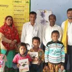 Inq Tmp 32 शिक्षकों ने जरूरतमंद छात्रों के बीच वस्त्र एवं कॉपी कलम का किया वितरण ।