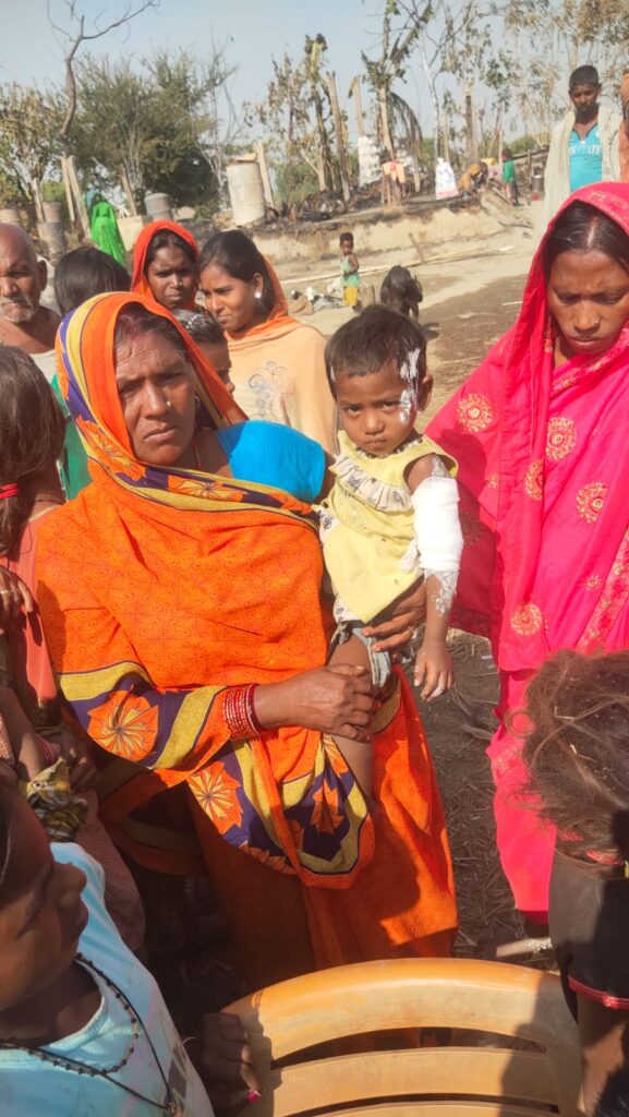 बैकठपुर दुधेला गोपालपुर गांव में आग लगने से एक दर्जन घर जलाकर राख, लाखो की संपत्ति जलकर खाक । 2 IMG 20221217 WA0002