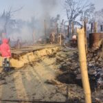 Inq Tmp 33 बैकठपुर दुधेला गोपालपुर गांव में आग लगने से एक दर्जन घर जलाकर राख, लाखो की संपत्ति जलकर खाक ।