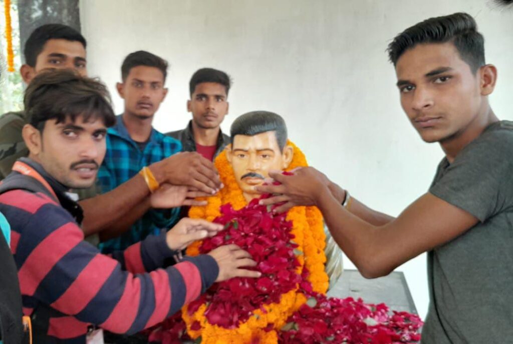 जम्मू में शहीद कैप्टन आनंद के स्मारक का पैतृक गांव नयागांव में हुआ स्मारक का लोकार्पण 2 IMG 20221222 WA0000