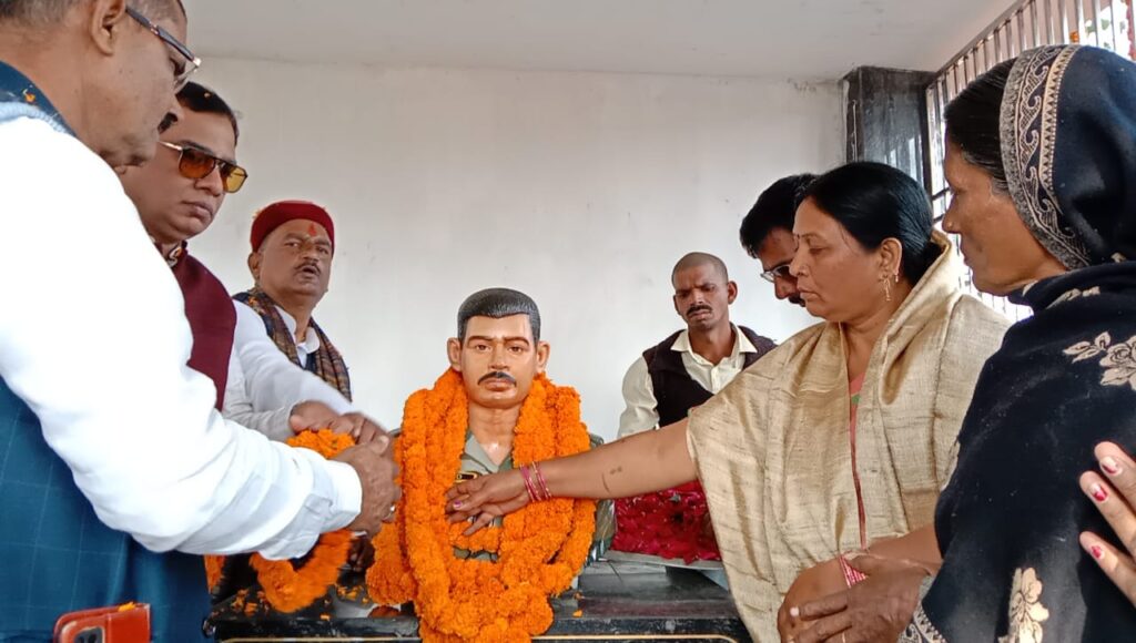जम्मू में शहीद कैप्टन आनंद के स्मारक का पैतृक गांव नयागांव में हुआ स्मारक का लोकार्पण 6 IMG 20221222 WA0001