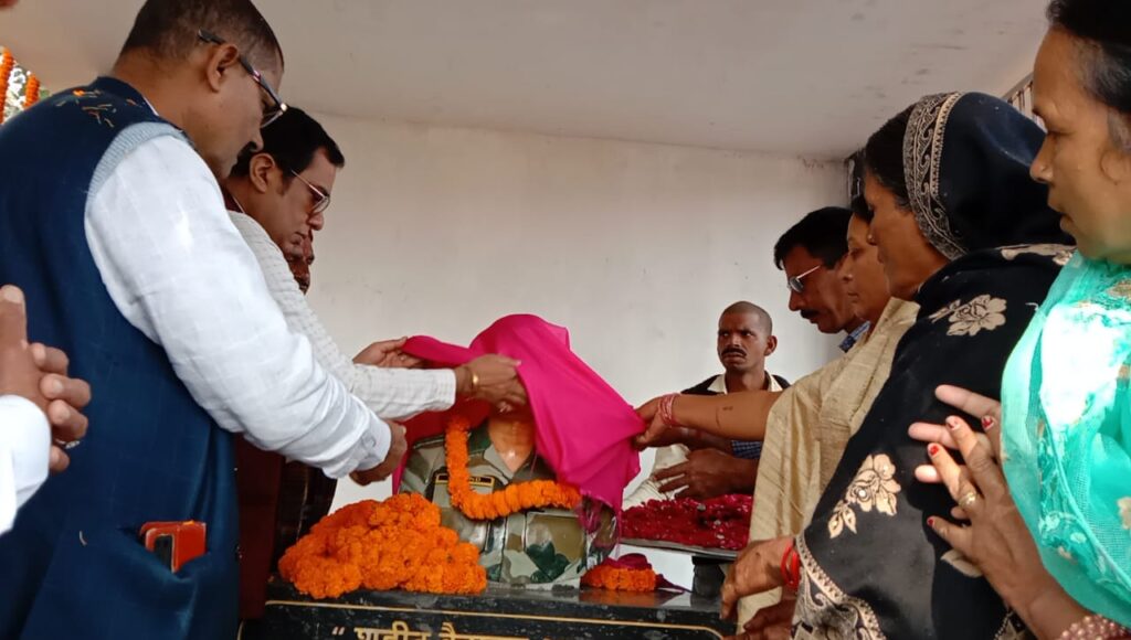 जम्मू में शहीद कैप्टन आनंद के स्मारक का पैतृक गांव नयागांव में हुआ स्मारक का लोकार्पण 4 IMG 20221222 WA0002