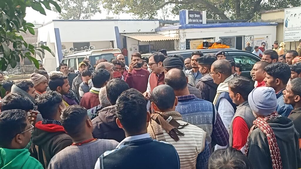 विधायक ने सीएचसी परबत्ता का औंचक निरिक्षण में पाई कमियां पर प्रभारी पर जमकर विफरे ।। 2 IMG 20221222 WA0011
